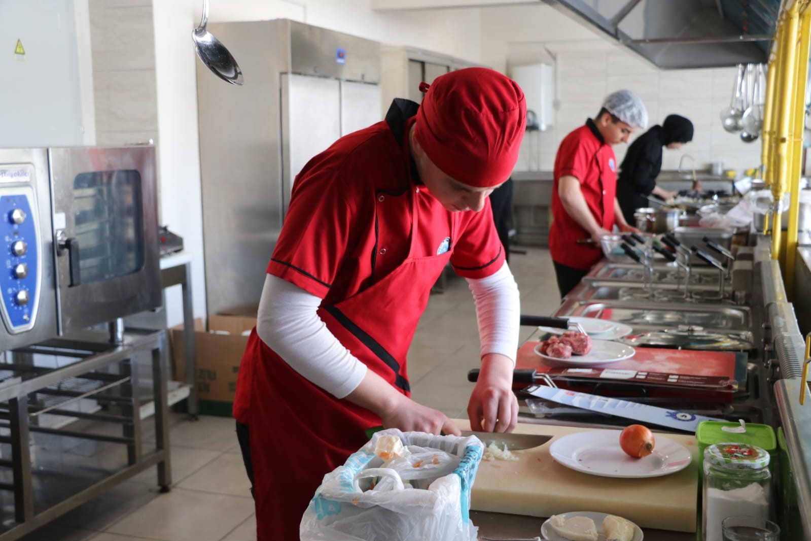 &Ouml;d&uuml;ll&uuml; yemek yarışmasında coğrafi tescilli &uuml;r&uuml;nleri sergilediler
