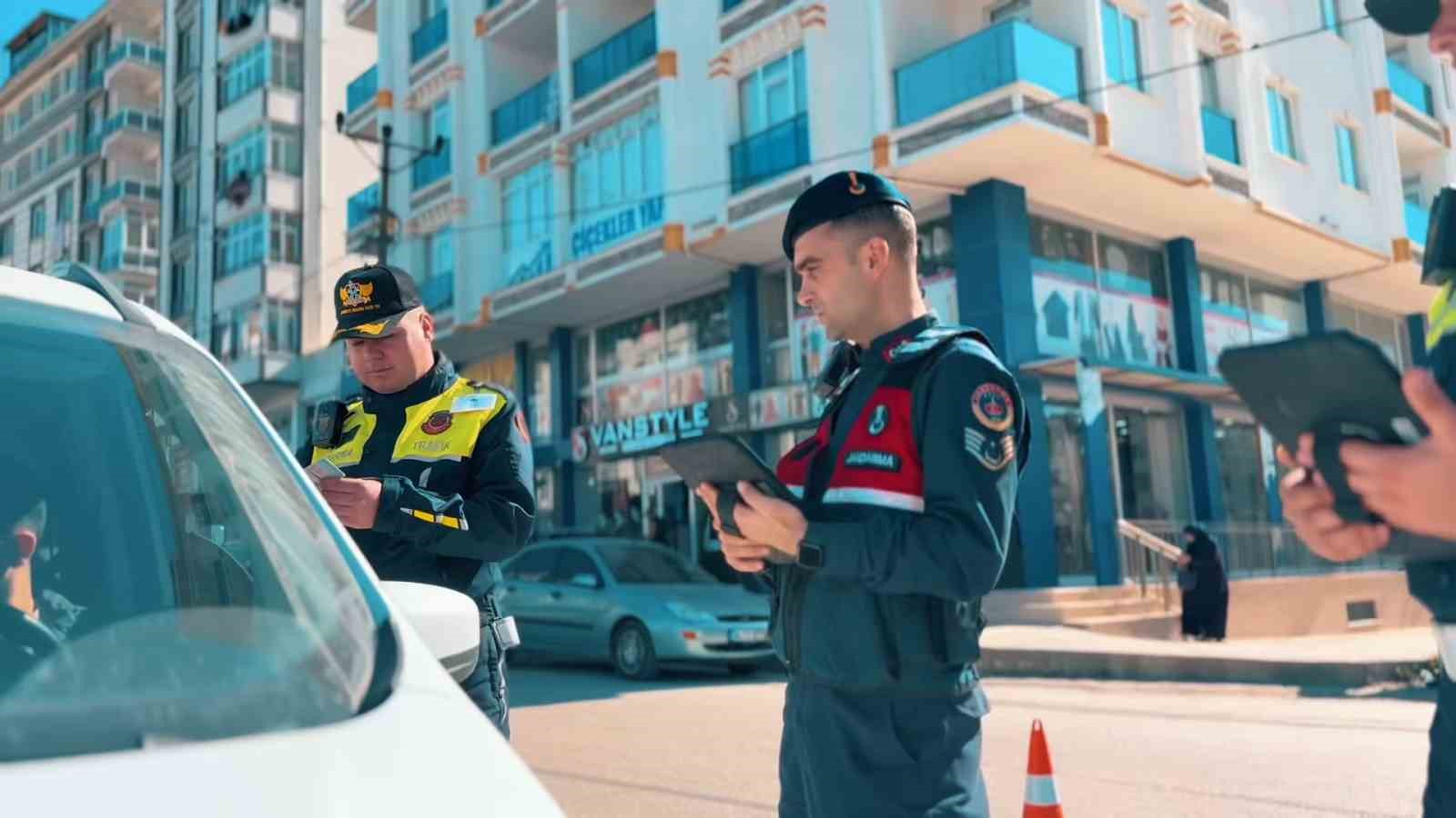 &Ccedil;erkezk&ouml;y&rsquo;de 237 kişi yakalandı, 49 ara&ccedil; trafikten men edildi
