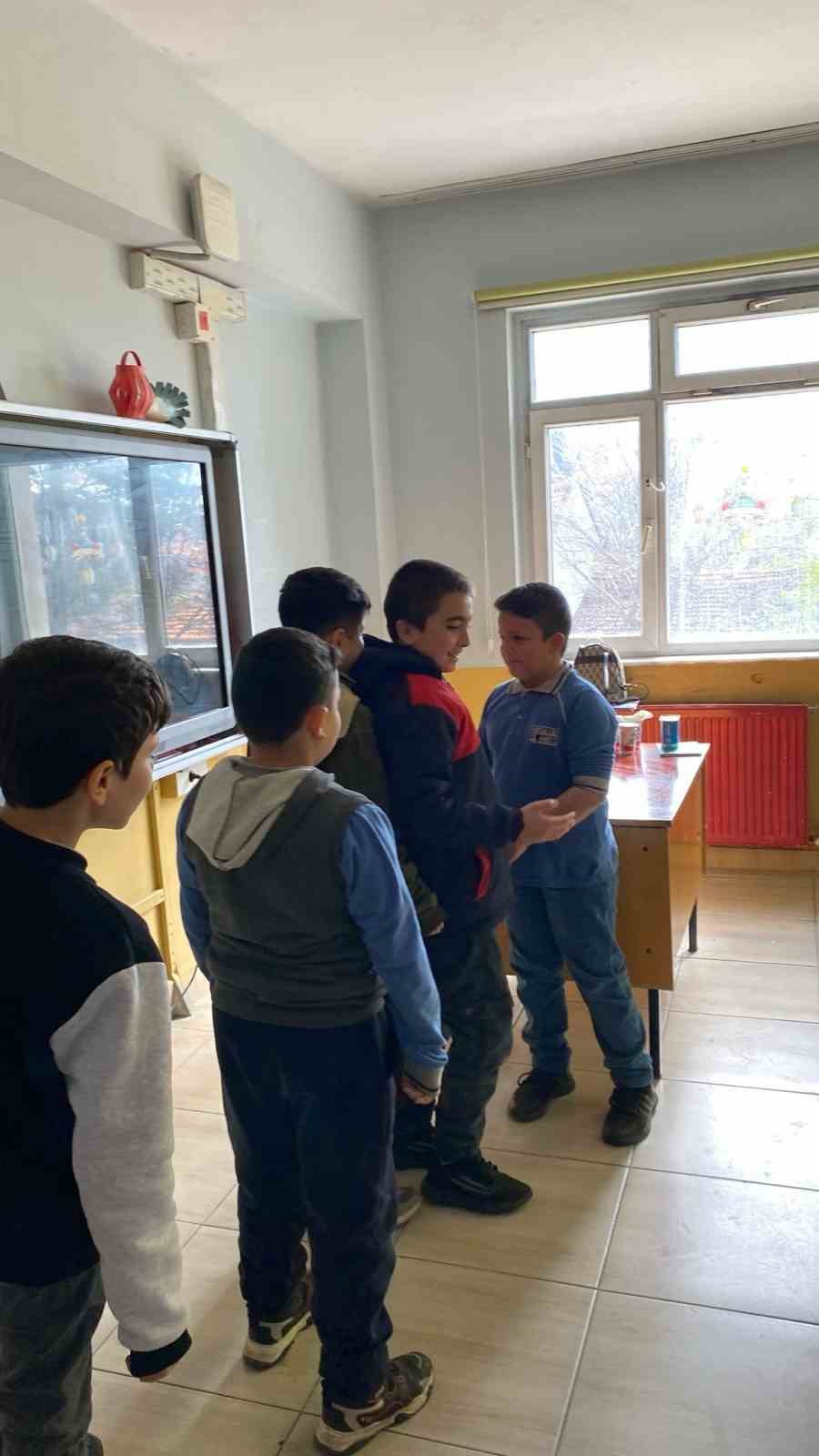 Gediz&rsquo;de &ouml;ğrencilerden Suriyeli arkadaşlarına duygusal veda
