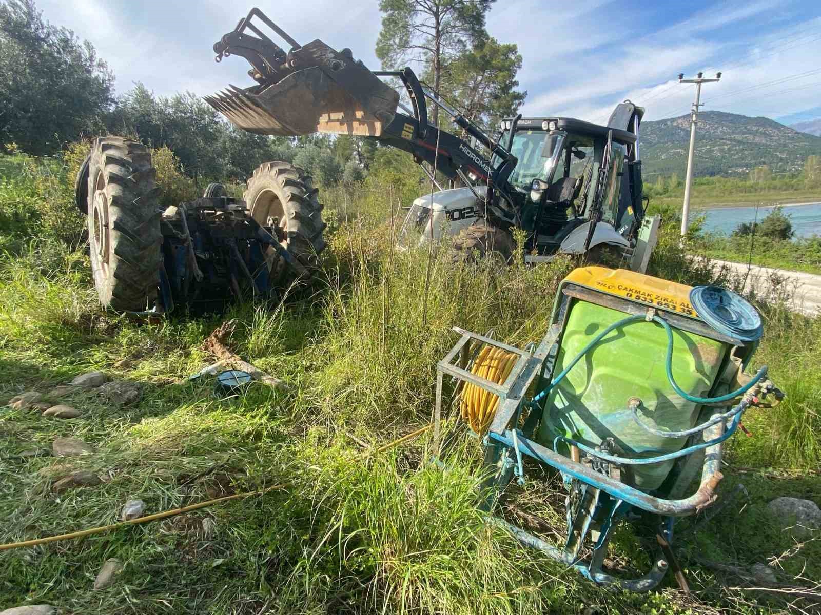 İlaçlama yaparken devrilen traktörün altında kalan yaşlı adam hayatını kaybetti