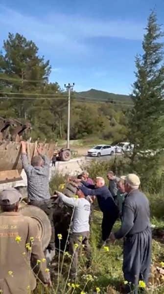 İla&ccedil;lama yaparken devrilen trakt&ouml;r&uuml;n altında kalan yaşlı adam hayatını kaybetti
