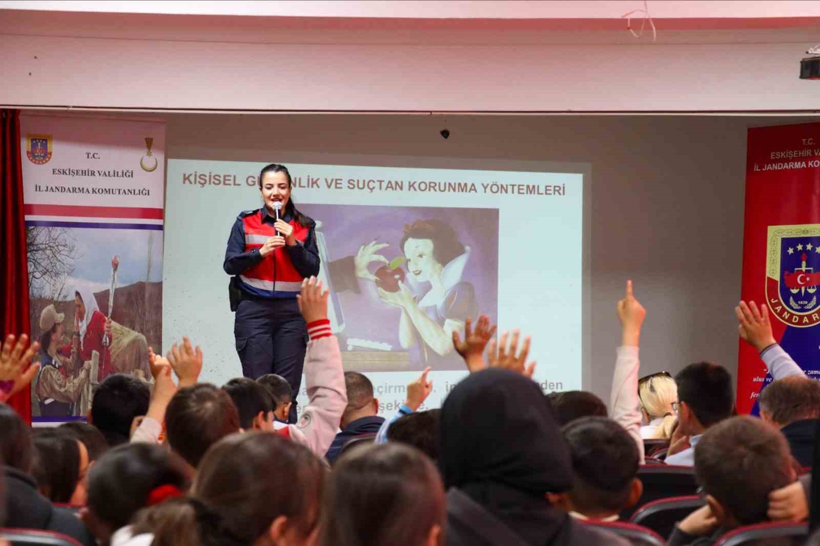 Jandarma kadına yönelik şiddetle ilgili bilgilendirdi