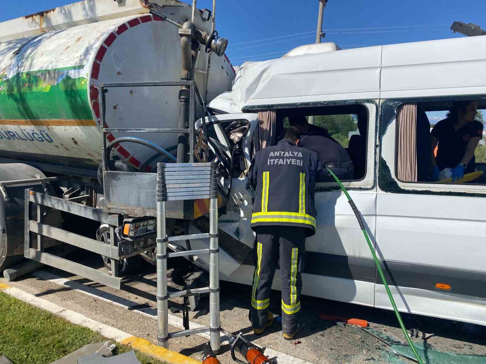 Serik’te sulama kamyonu ile tur minibüsü çarpıştı: 6 yaralı