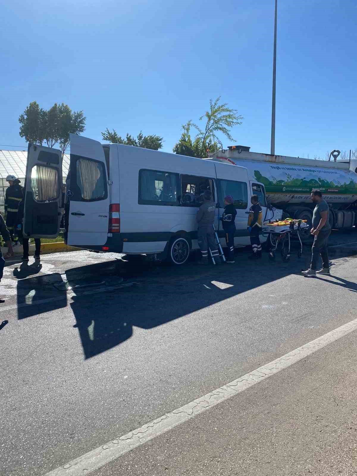 Serik&rsquo;te sulama kamyonu ile tur minib&uuml;s&uuml; &ccedil;arpıştı: 6 yaralı
