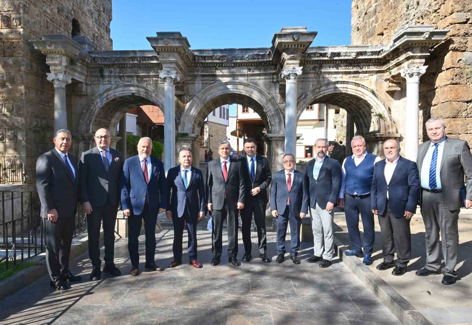 Antalya&rsquo;da turizm sezonu umutlu başladı: "Rekorları yeniden kıracağız"
