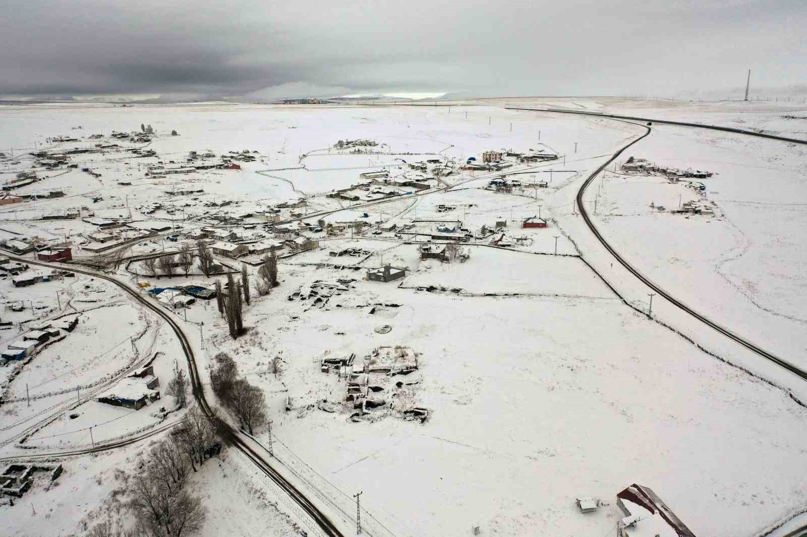 Kars’ta kar 11 köy yolunu kapattı