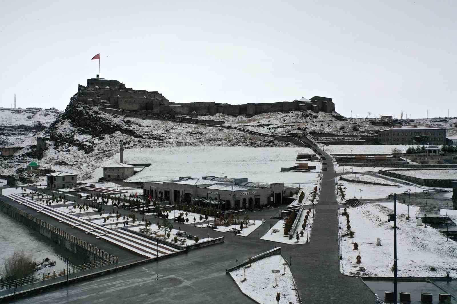 Kars’ta kar 11 köy yolunu kapattı