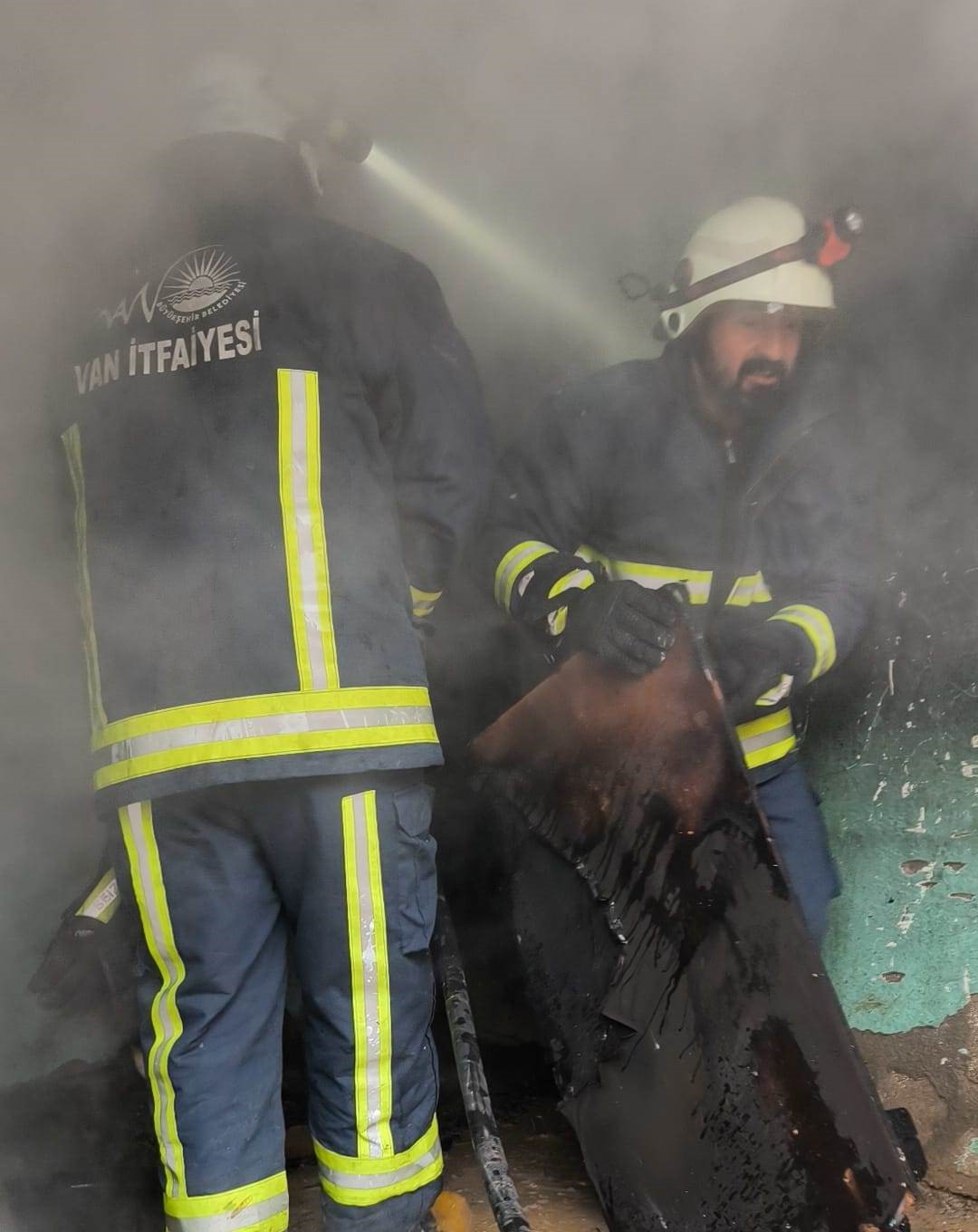 Van&rsquo;da odunluk yangını
