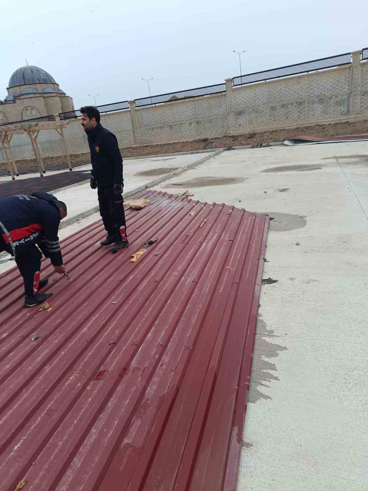 Van&rsquo;da şiddetli r&uuml;zgar &ccedil;atıları u&ccedil;urdu
