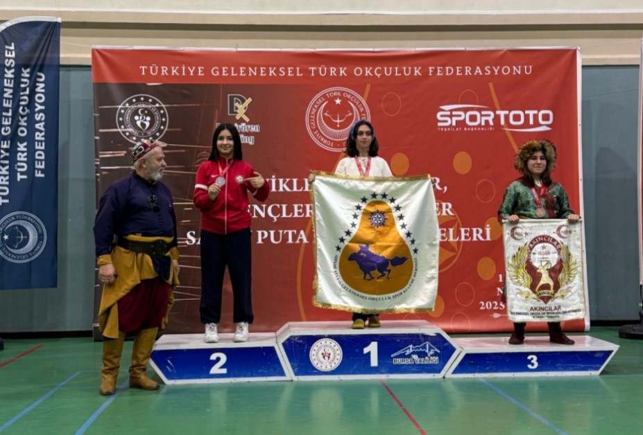 Ceren Arslan Geleneksel Türk okçuluğunda gururumuz oldu