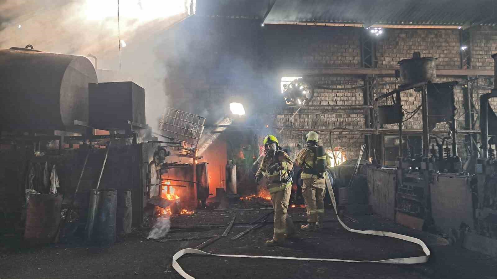 Balıkesir’de işyerinde çıkan yangını yakıt depolarına sıçramadan önlendi