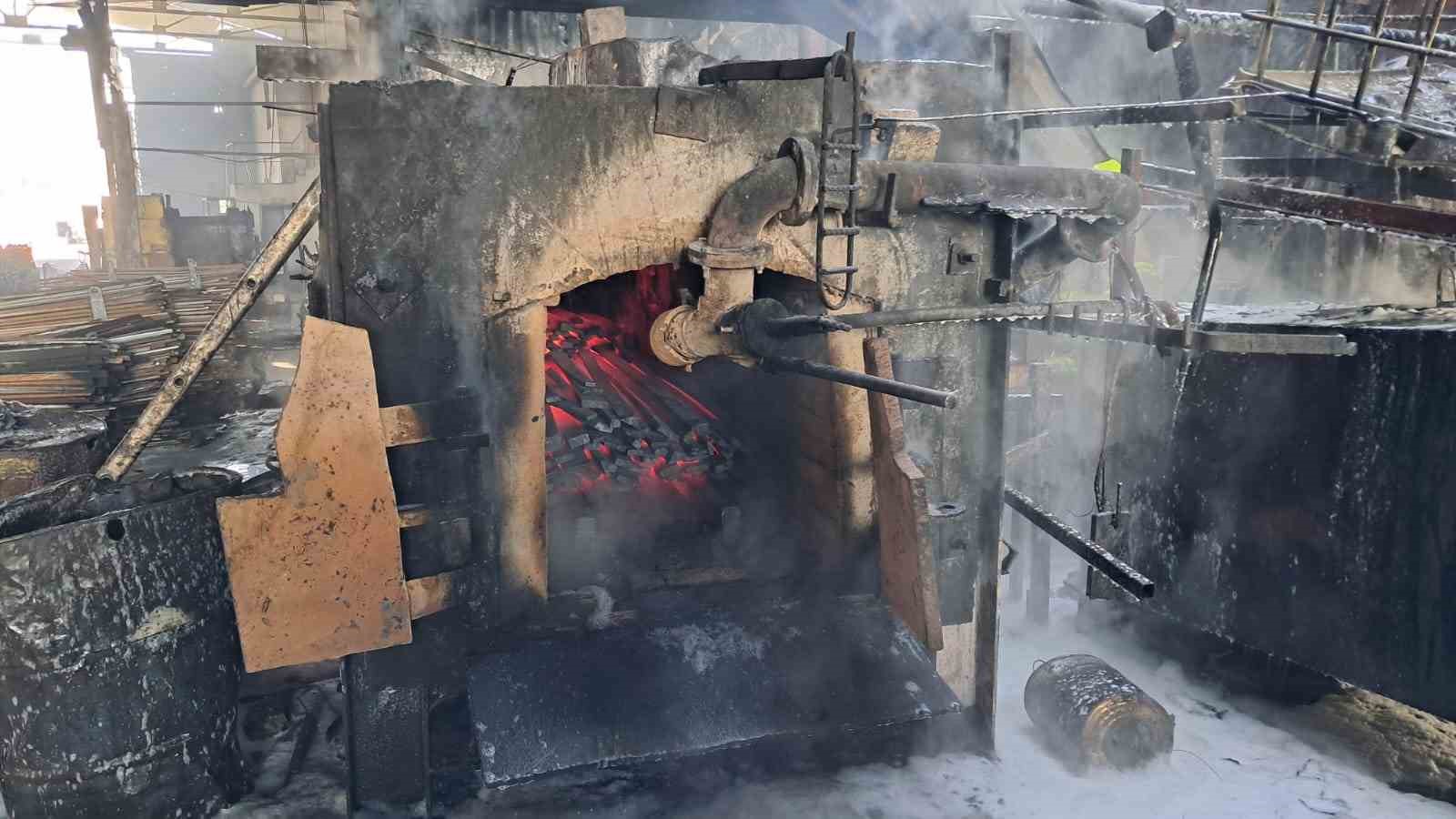 Balıkesir’de işyerinde çıkan yangını yakıt depolarına sıçramadan önlendi