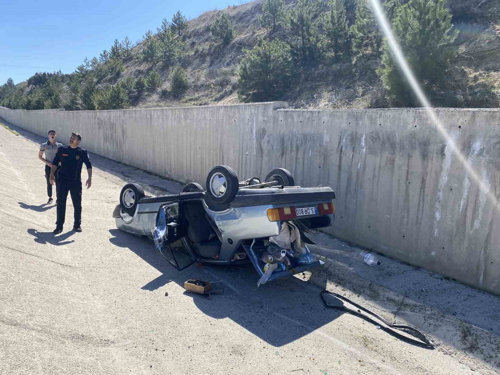 Burdur’da otomobil şarampole devrildi: 2’si çocuk 4 yaralı
