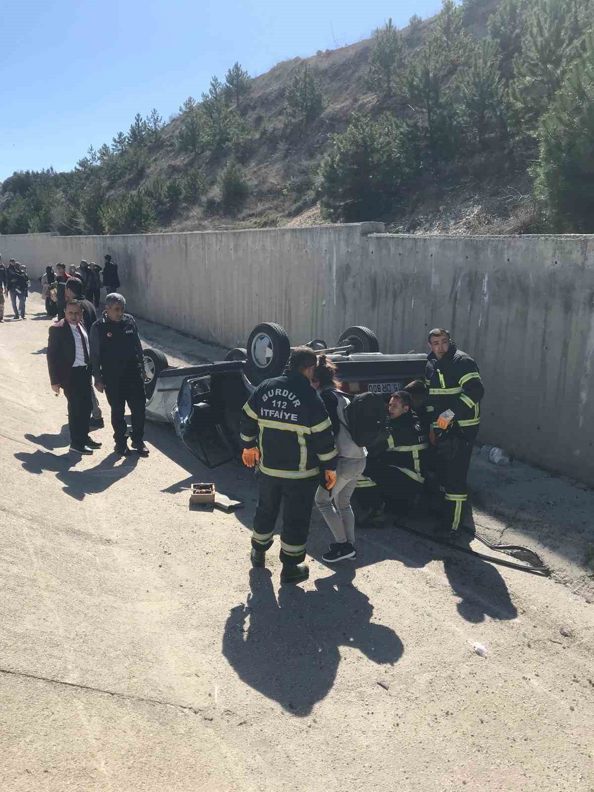 Burdur&rsquo;da otomobil şarampole devrildi: 2&rsquo;si &ccedil;ocuk 4 yaralı
