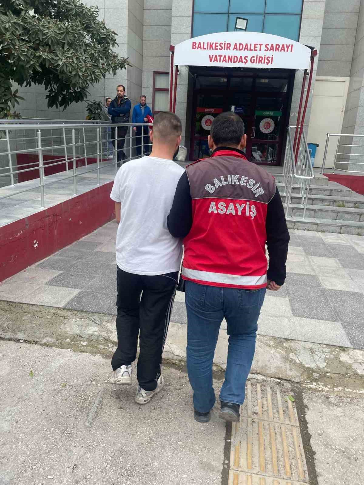 Balıkesir’de hırsızlık suçundan aranan şahıs kaçtı, kovalamaca sonucu yakalandı