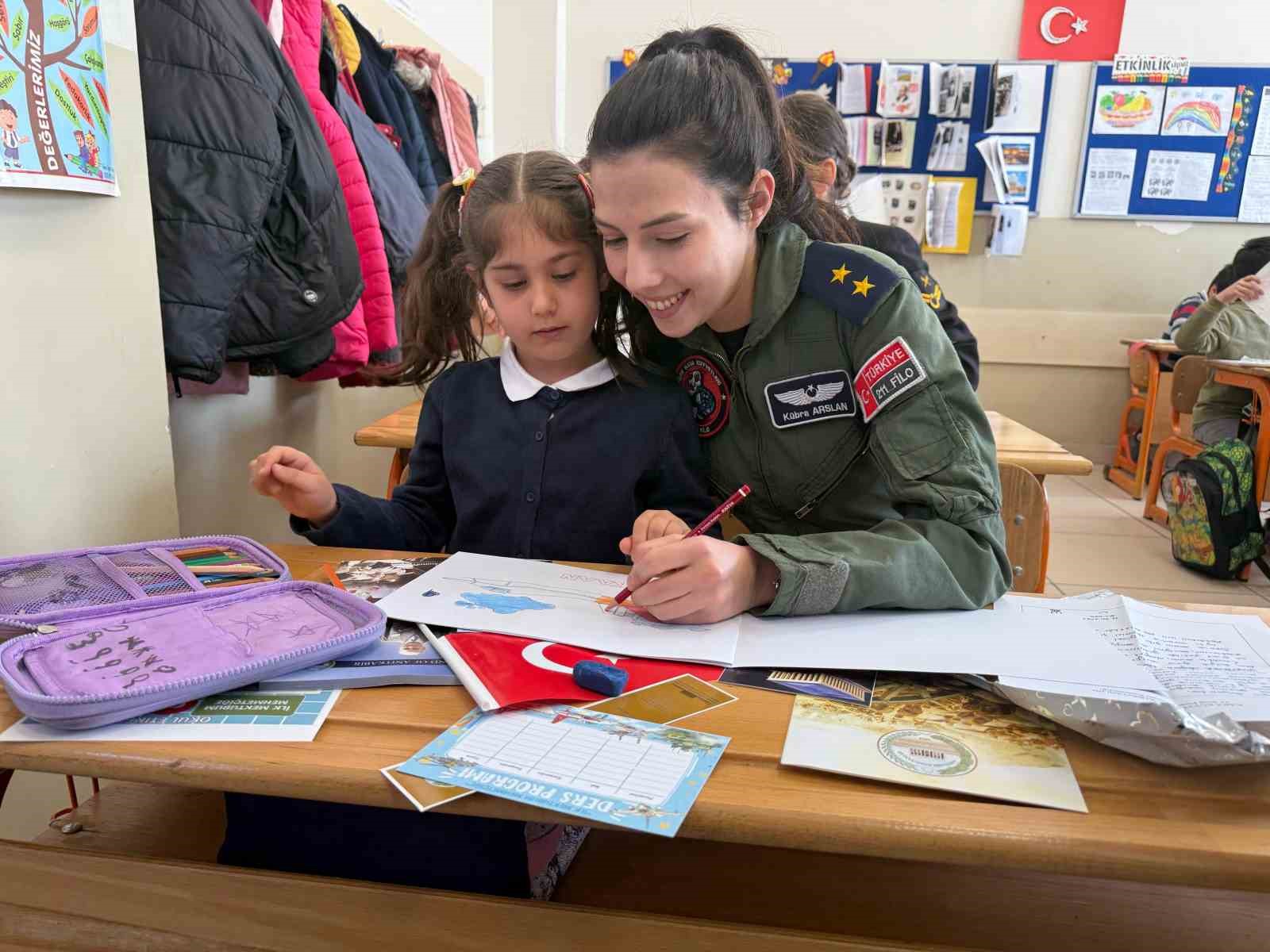 Kahraman Mehmetçik’in kaleme aldığı mektuplar ilkokul öğrencilerine iletildi
