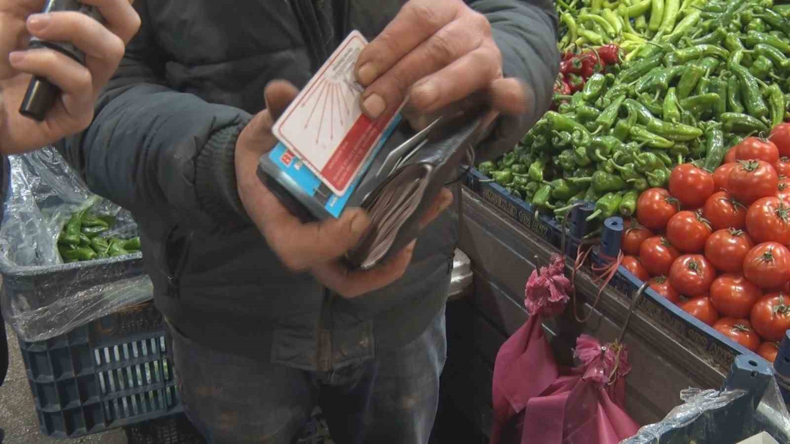 Boykota karşı &ccedil;ıkıp CHP kartını kıran esnaf, AK Parti&rsquo;ye katıldı
