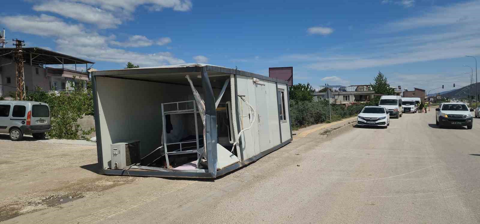 Kaza sonrası tırda yüklü konteyner yola devrildi