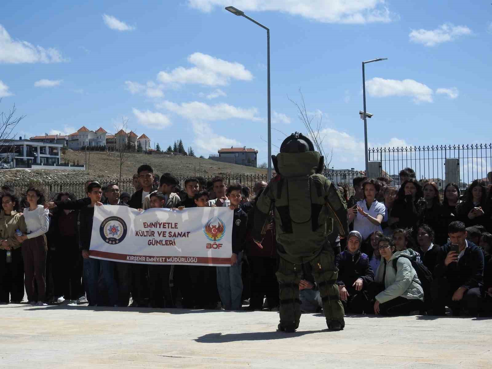 Çocuklar, polislerle bir araya geldi
