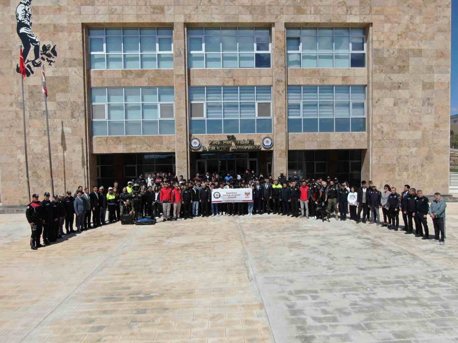 &Ccedil;ocuklar, polislerle bir araya geldi
