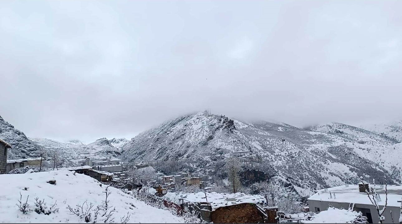 Şırnak&rsquo;ta nisanda lapa lapa kar yağdı, ahırlar zarar g&ouml;rd&uuml;
