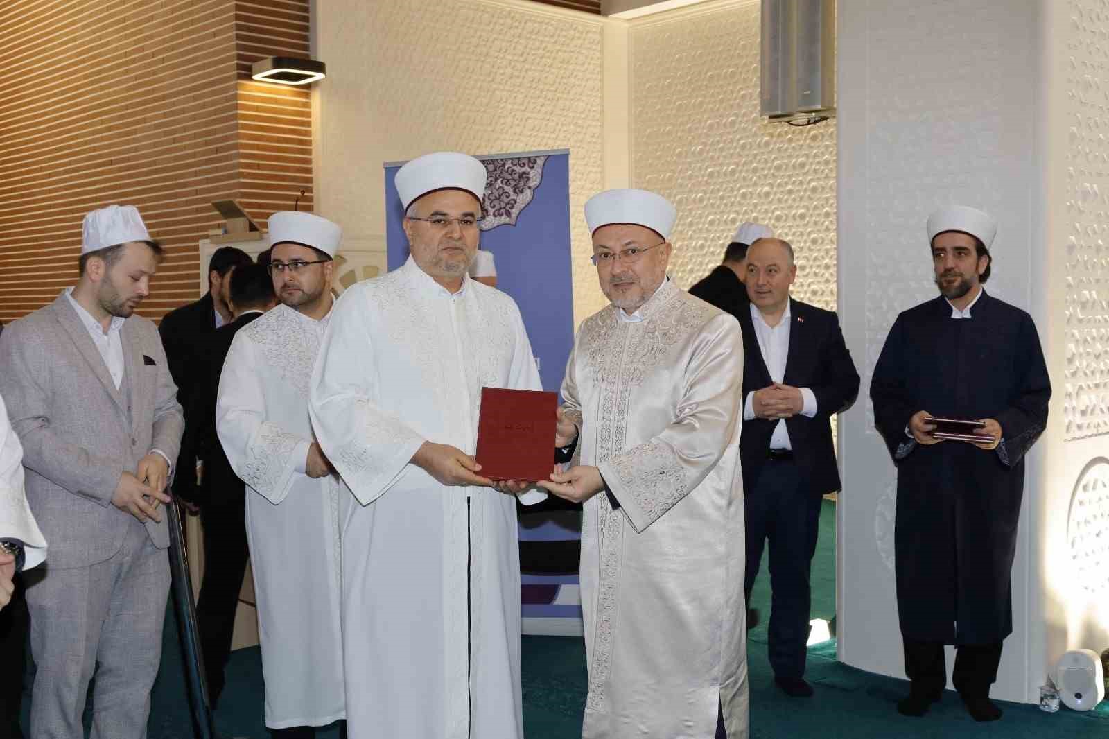 Eğitimlerini tamamlayan din g&ouml;revleri icazetlerini aldı
