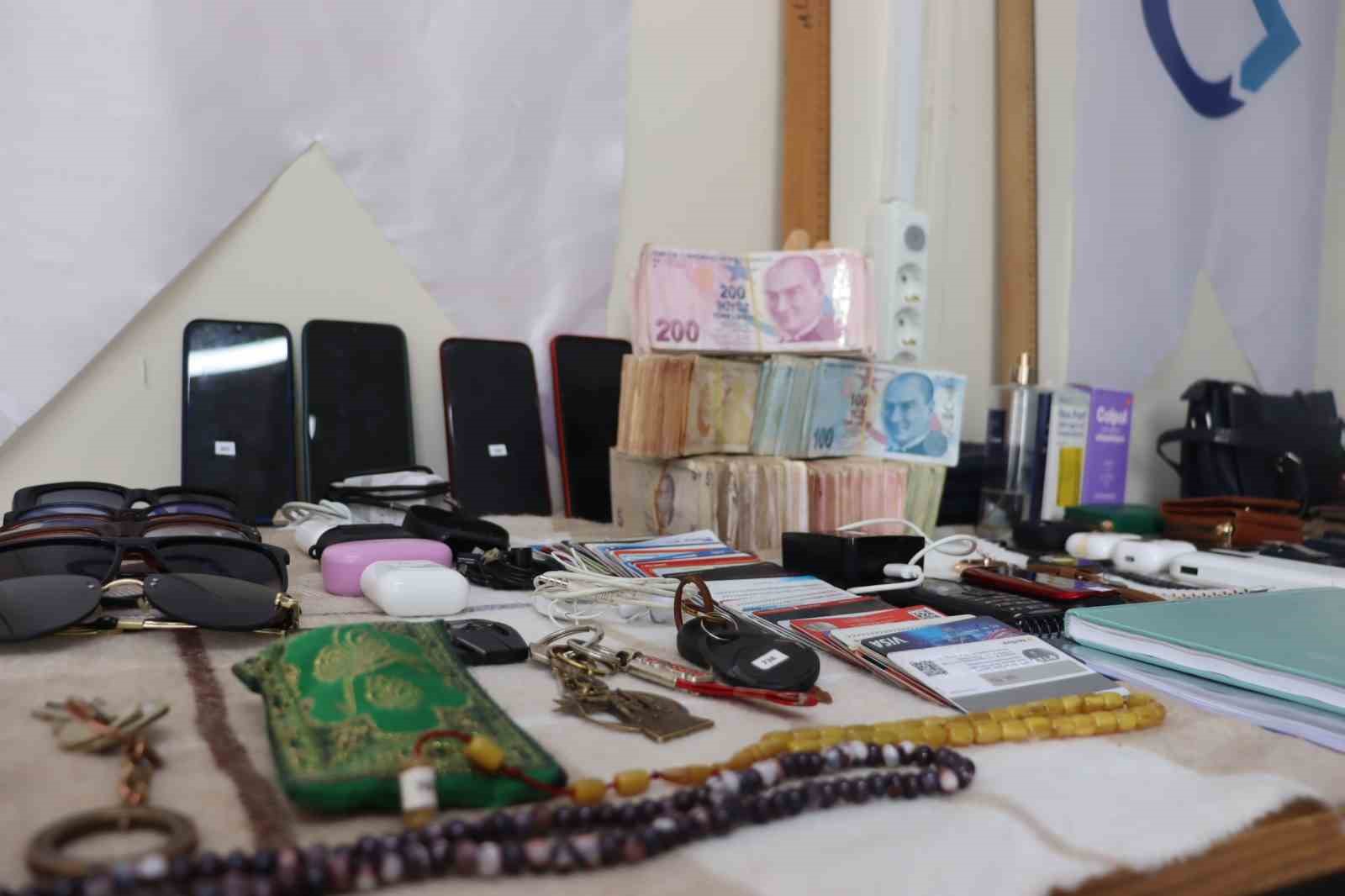 Tramvayda unutulanlar ’yok artık’ dedirtti