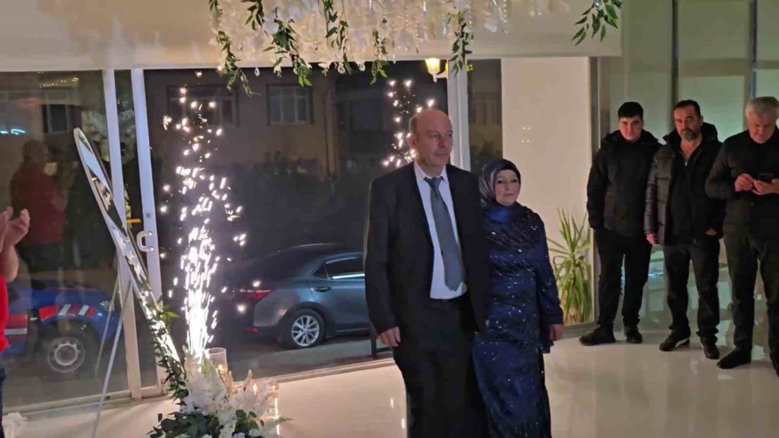 Zonguldaklı &ccedil;ift, 40. evlilik yıl d&ouml;n&uuml;m&uuml;n&uuml; d&uuml;ğ&uuml;nle kutladı
