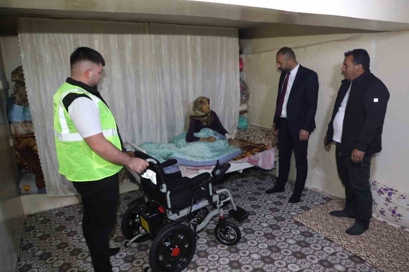 Doğan&rsquo;dan 2 vatandaşa ak&uuml;l&uuml; ve manuel sandalye hediyesi
