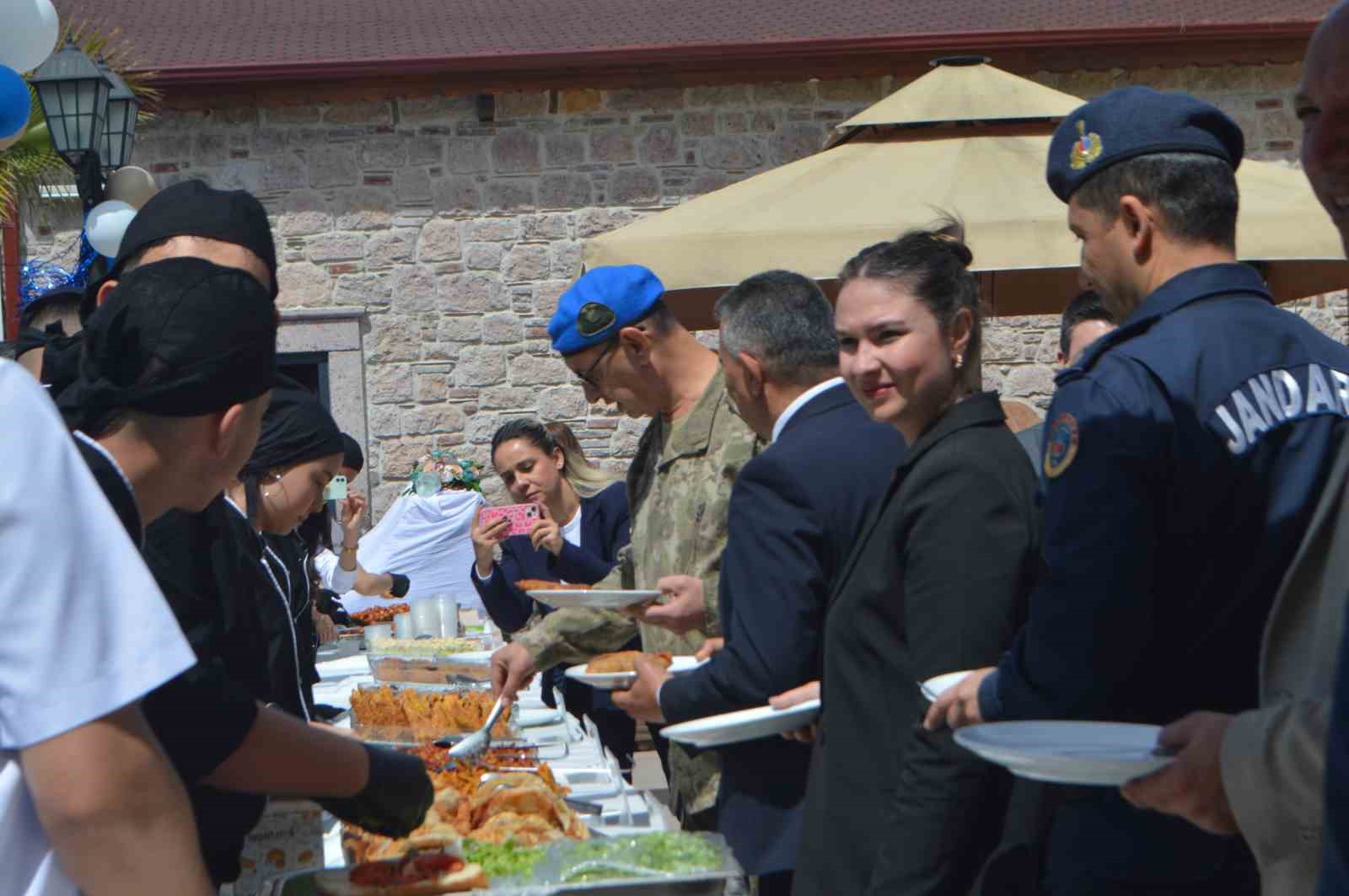 Ayvalık’ta Turizm Haftası turizm öğrencilerinin etkinlikleriyle kutlandı

