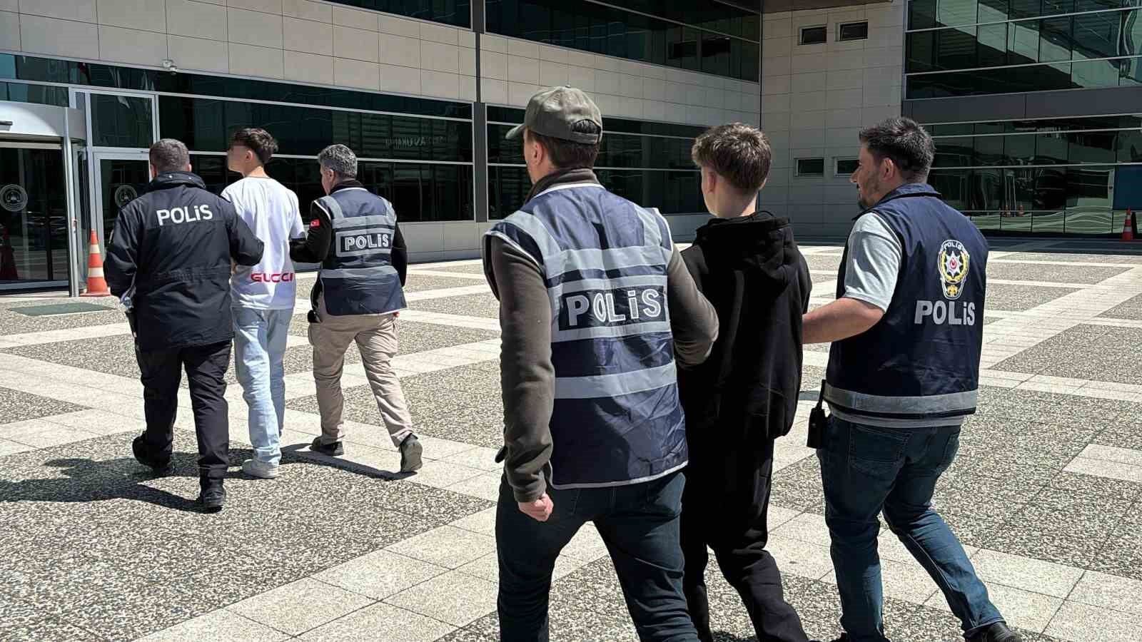 Kuaförün balkonundan girerek kasadan para çalan 2 şüpheli adliyede