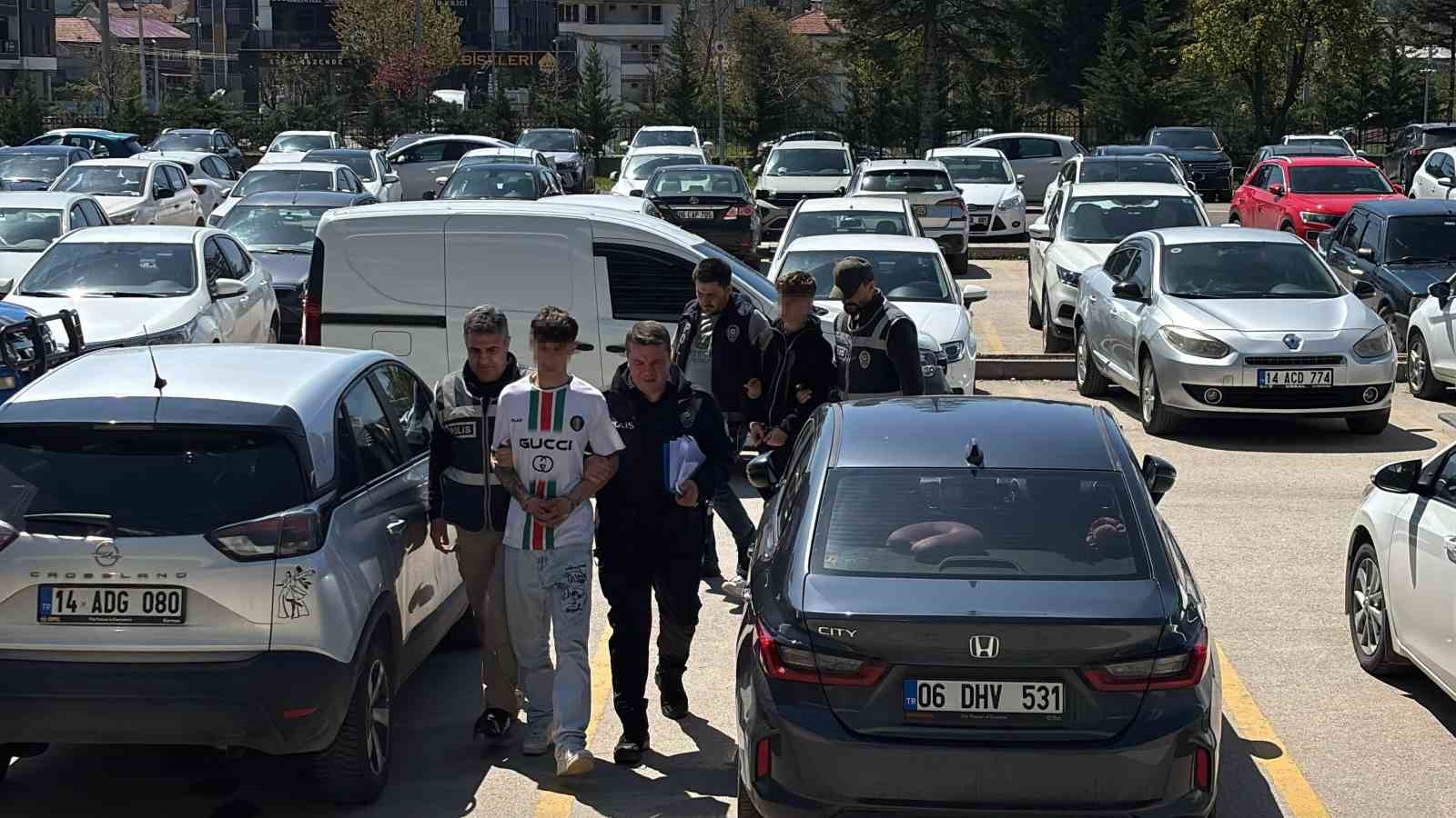 Kuaf&ouml;r&uuml;n balkonundan girerek kasadan para &ccedil;alan 2 ş&uuml;pheli adliyede
