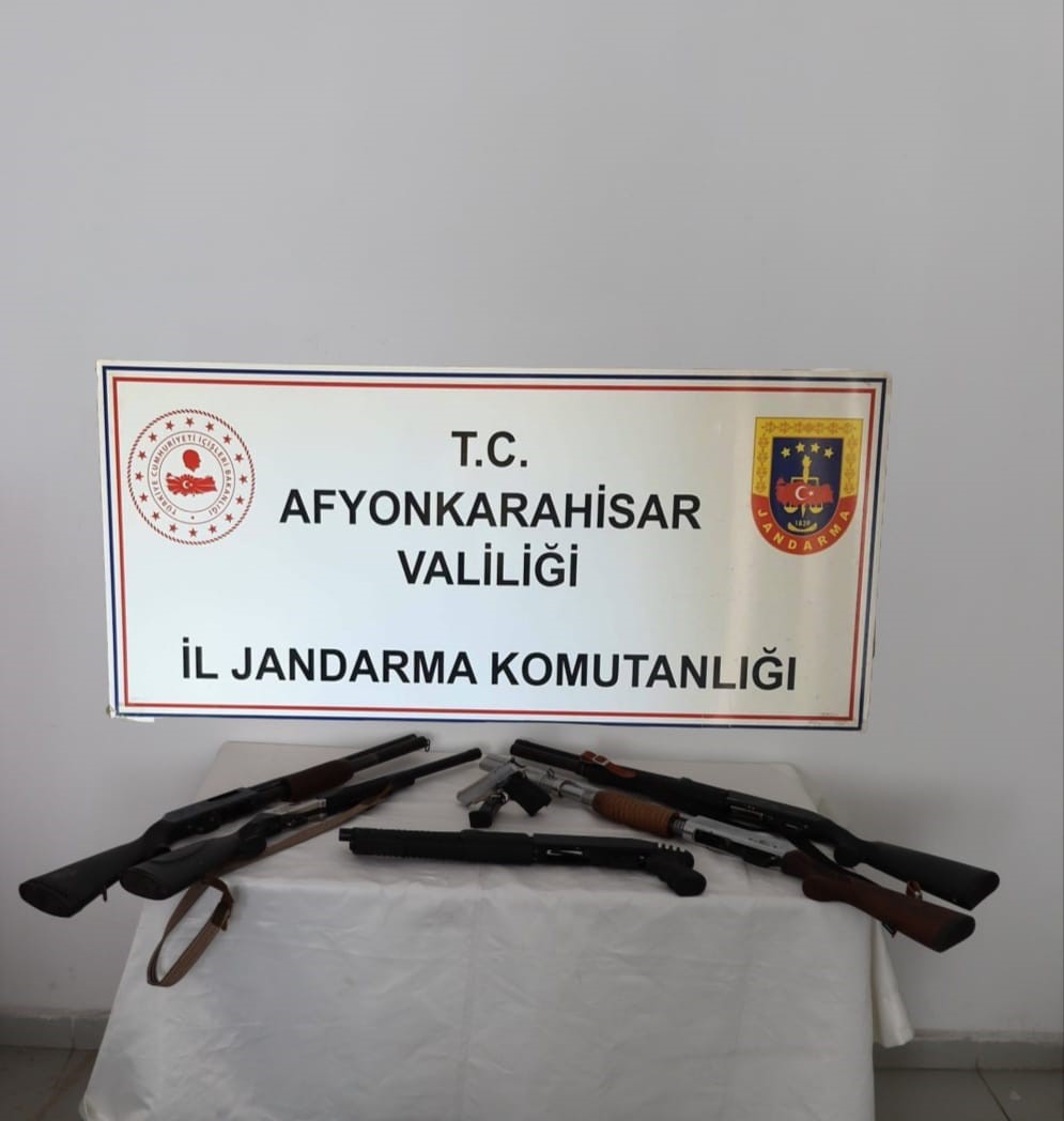 Afyonkarahisar’da ruhsatsız silah operasyonu: 9 gözaltı
