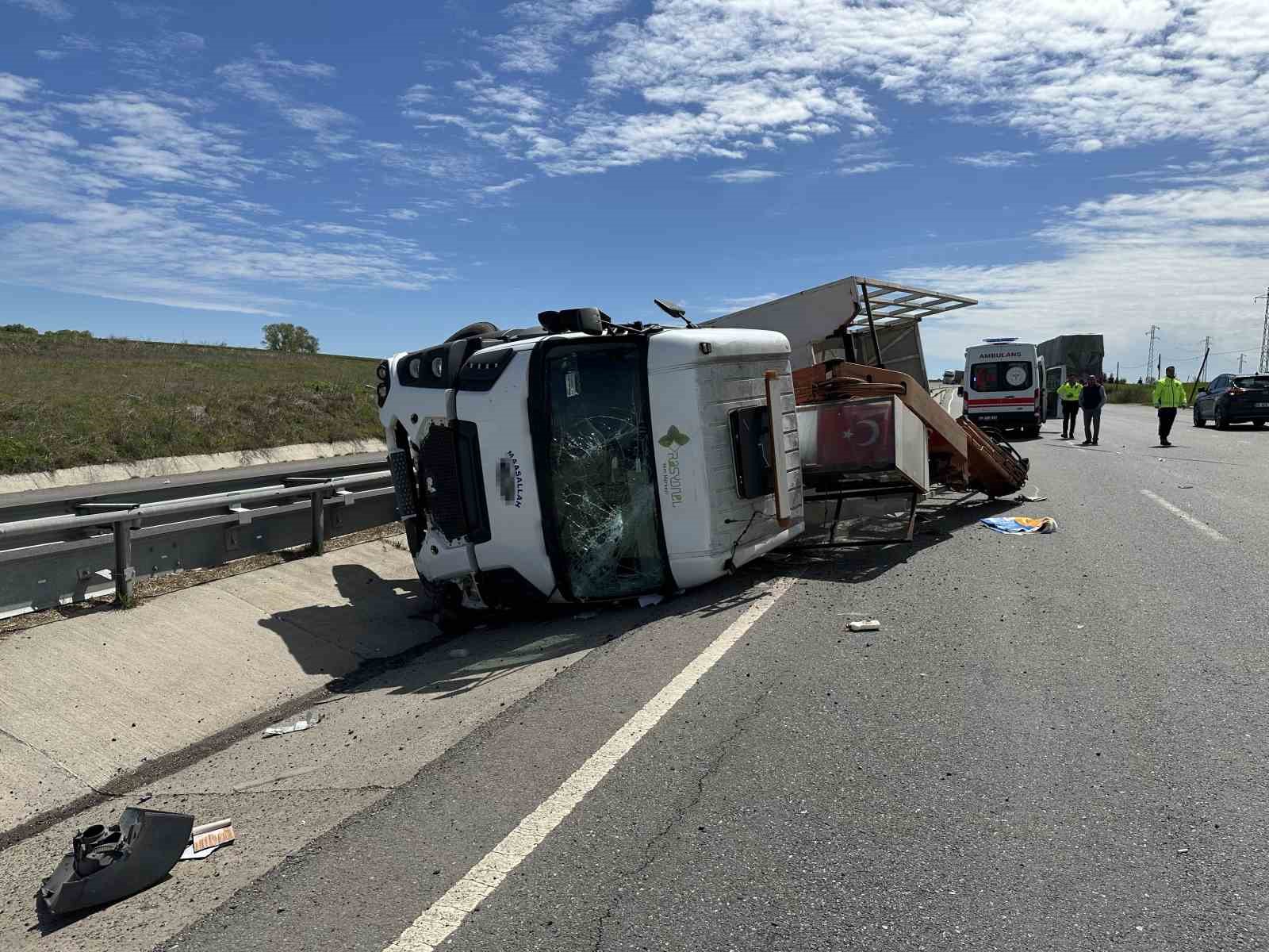 Devrilen kamyon sürücüsü yaralandı