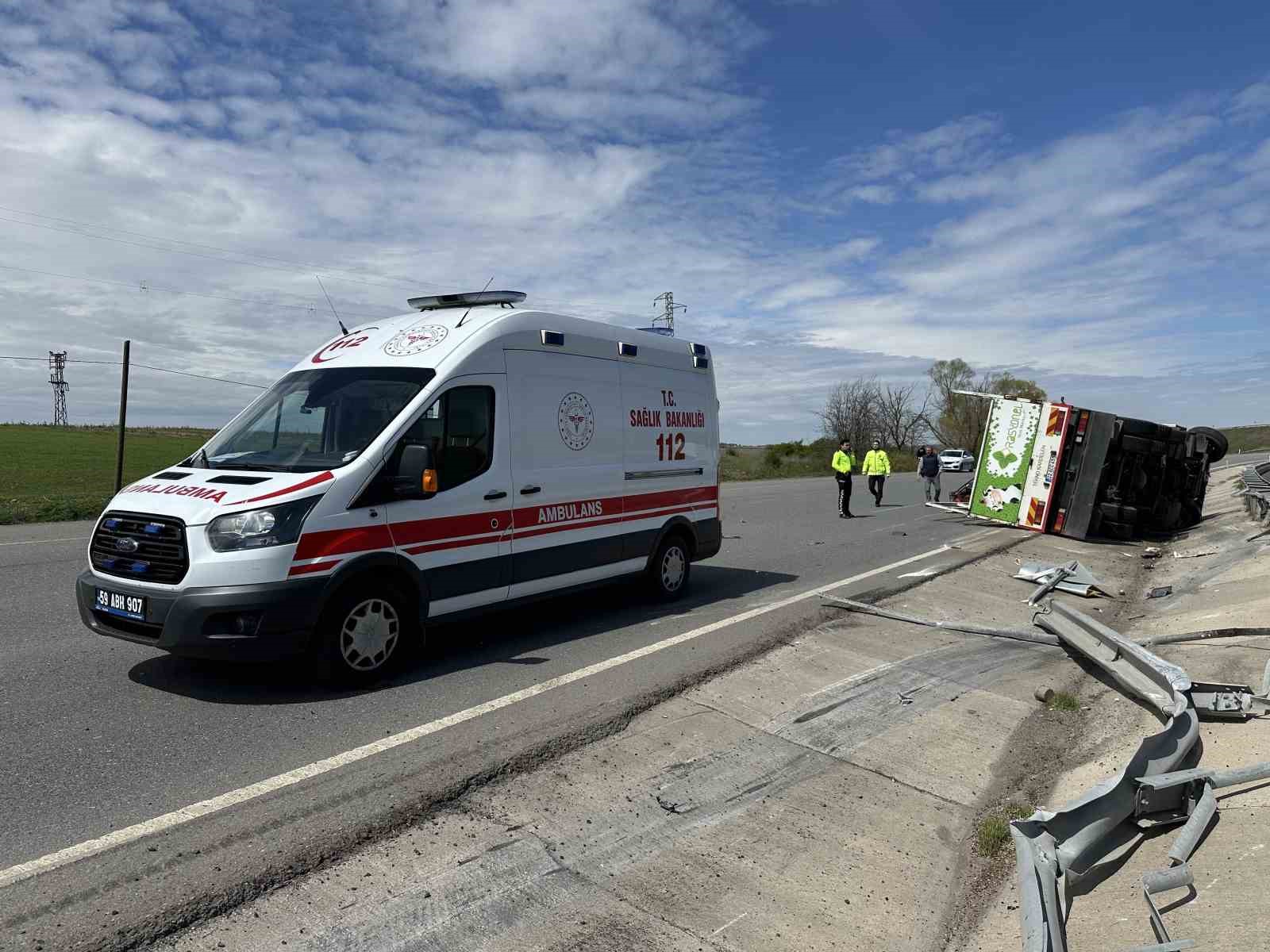 Devrilen kamyon s&uuml;r&uuml;c&uuml;s&uuml; yaralandı
