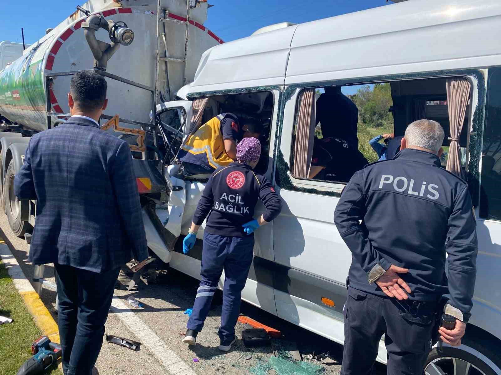 Tur minib&uuml;s&uuml; ile su tankerine &ccedil;arpıştı, sıkışan s&uuml;r&uuml;c&uuml; 3 saatte kurtarıldı
