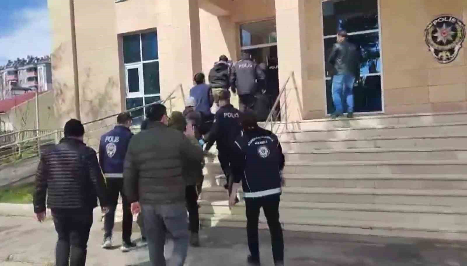 Amasya&rsquo;da tırda 10 ka&ccedil;ak g&ouml;&ccedil;men yakalandı
