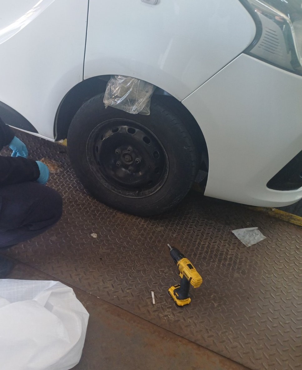 Aracın çamurluklarına gizlediği esrarla yakalandı