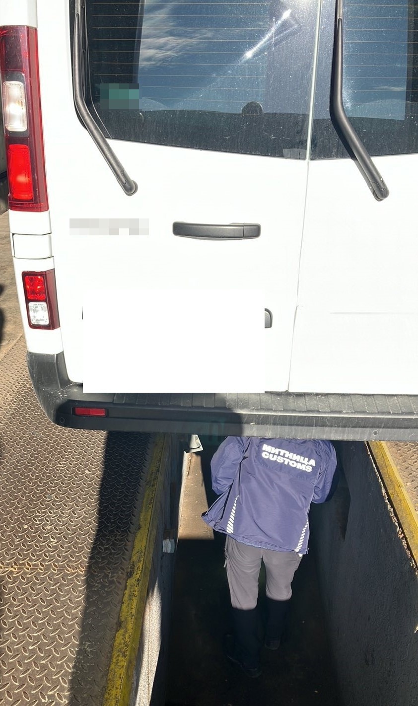 Aracın &ccedil;amurluklarına gizlediği esrarla yakalandı
