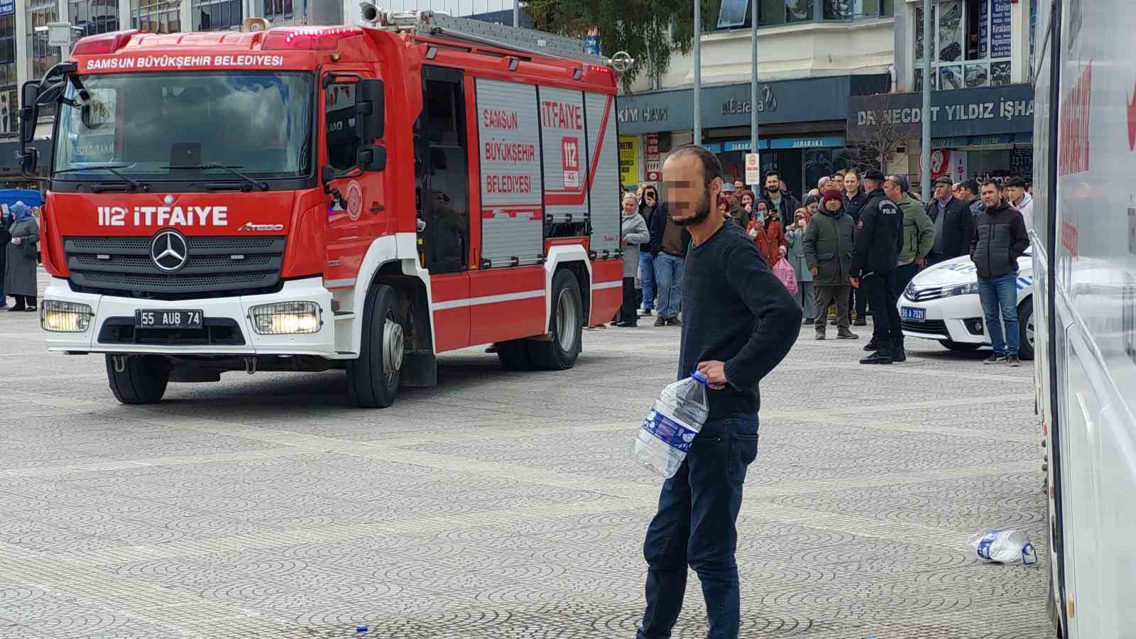 Mahalle yolunun yapılmadığı gerekçesiyle meydanda kendini yakmak istedi