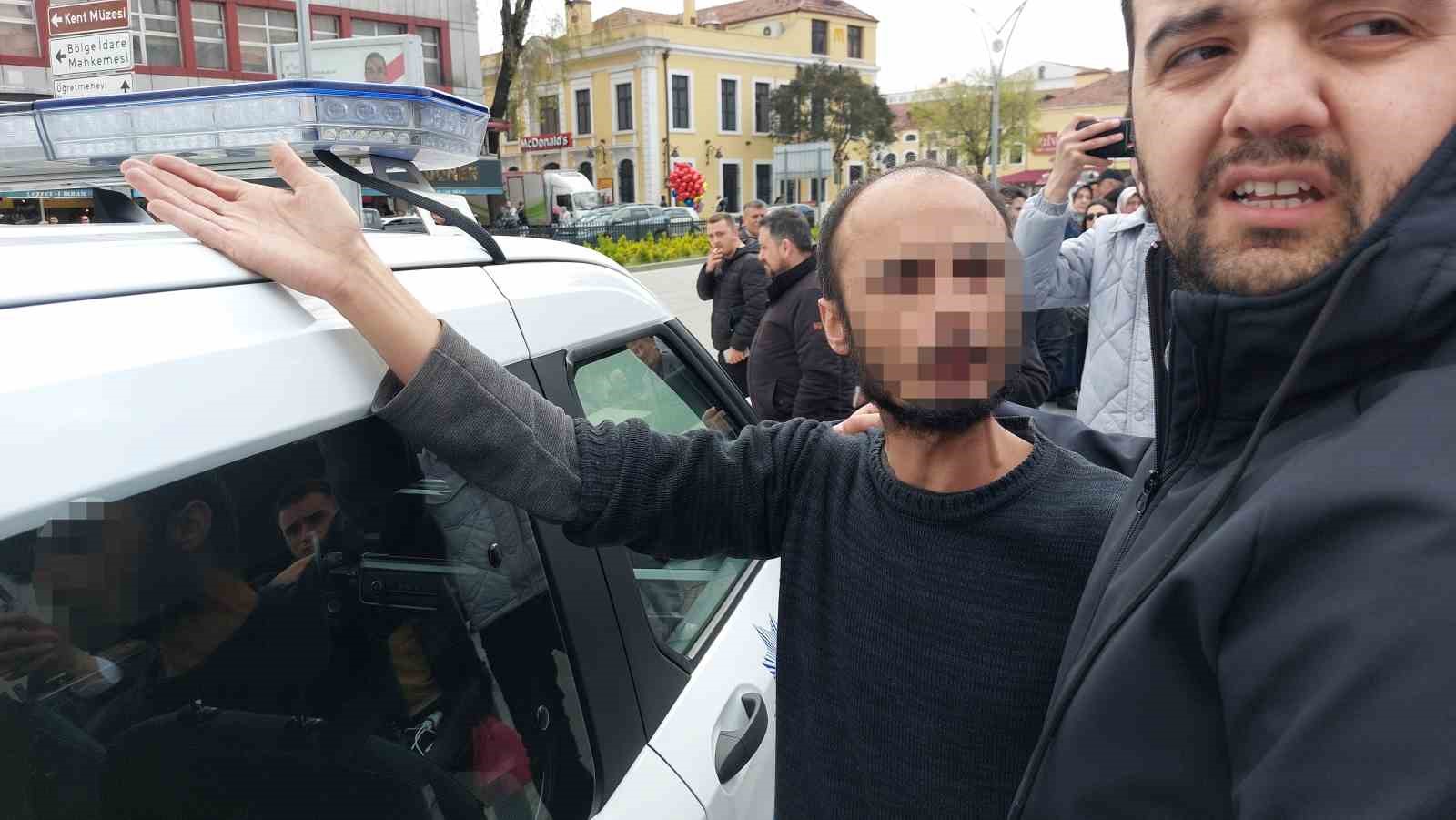 Mahalle yolunun yapılmadığı gerekçesiyle meydanda kendini yakmak istedi