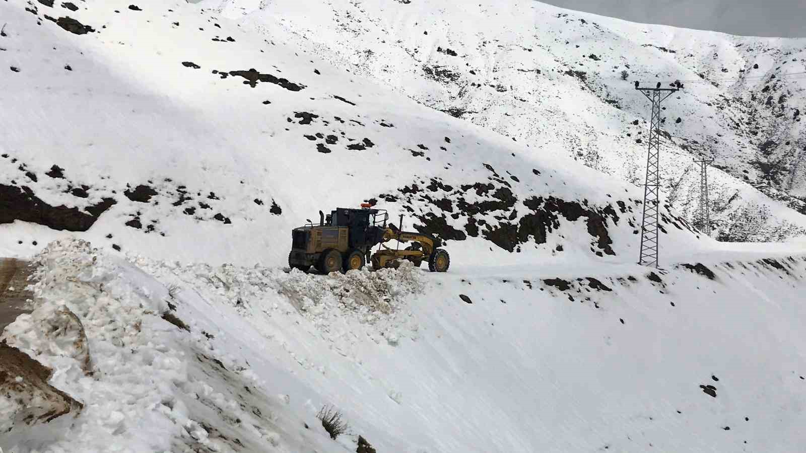 Diyarbakır’ın kırsal mahalle yollarında kar temizliği