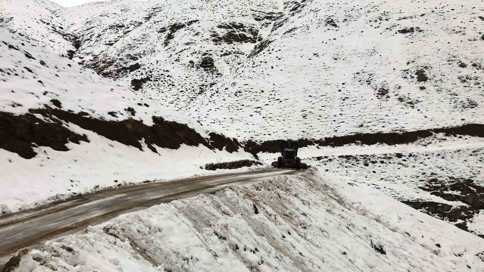 Diyarbakır&rsquo;ın kırsal mahalle yollarında kar temizliği
