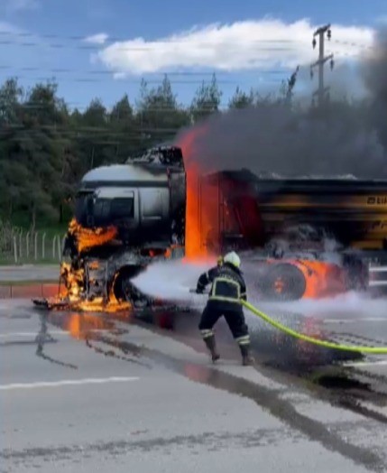 Yanan kamyon k&uuml;le d&ouml;nd&uuml;
