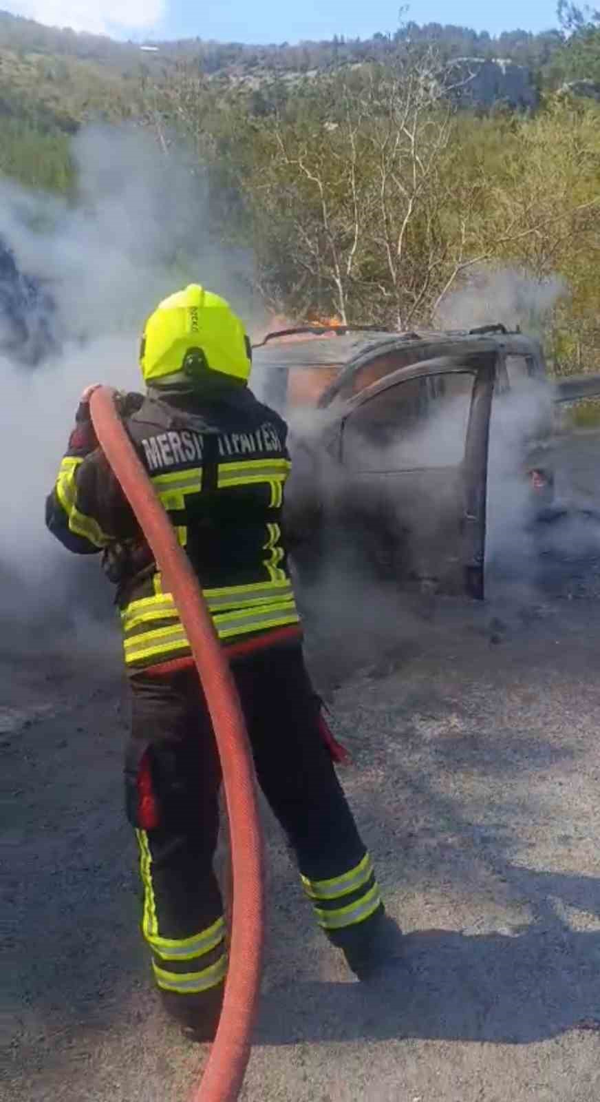 Tarsus’ta otoyolda araç yangını