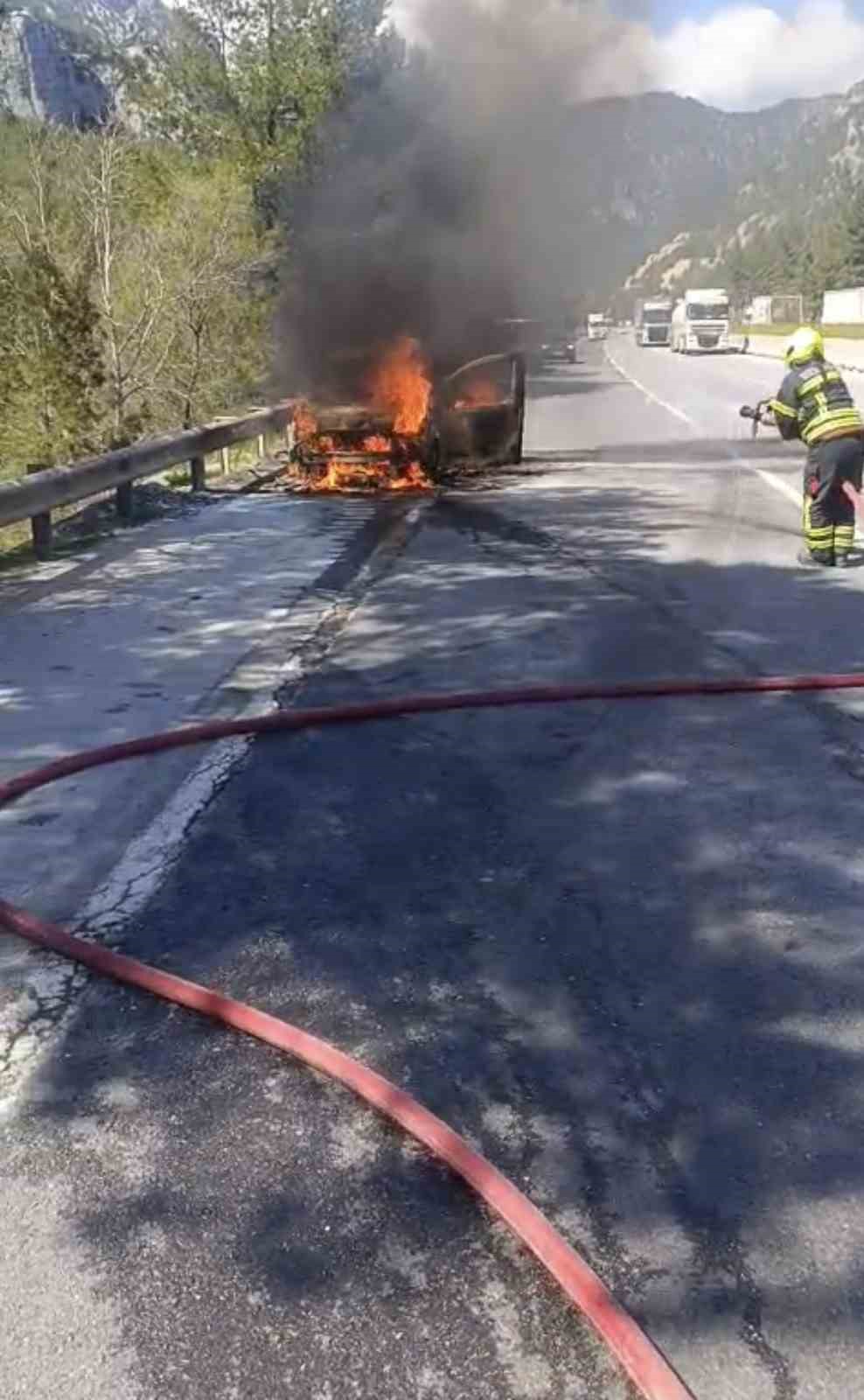 Tarsus’ta otoyolda araç yangını
