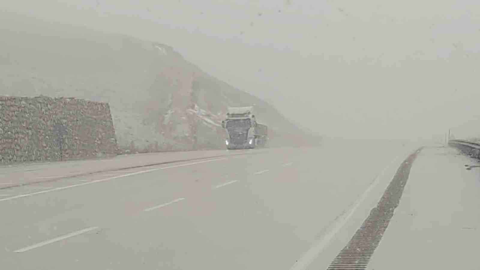 Van’da Nisan karı yağmaya devam ediyor