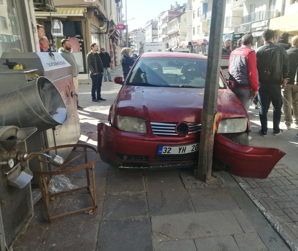 Isparta&rsquo;da ticari aracın otomobile &ccedil;arptığı anlar g&uuml;venlik kamerasına yansıdı
