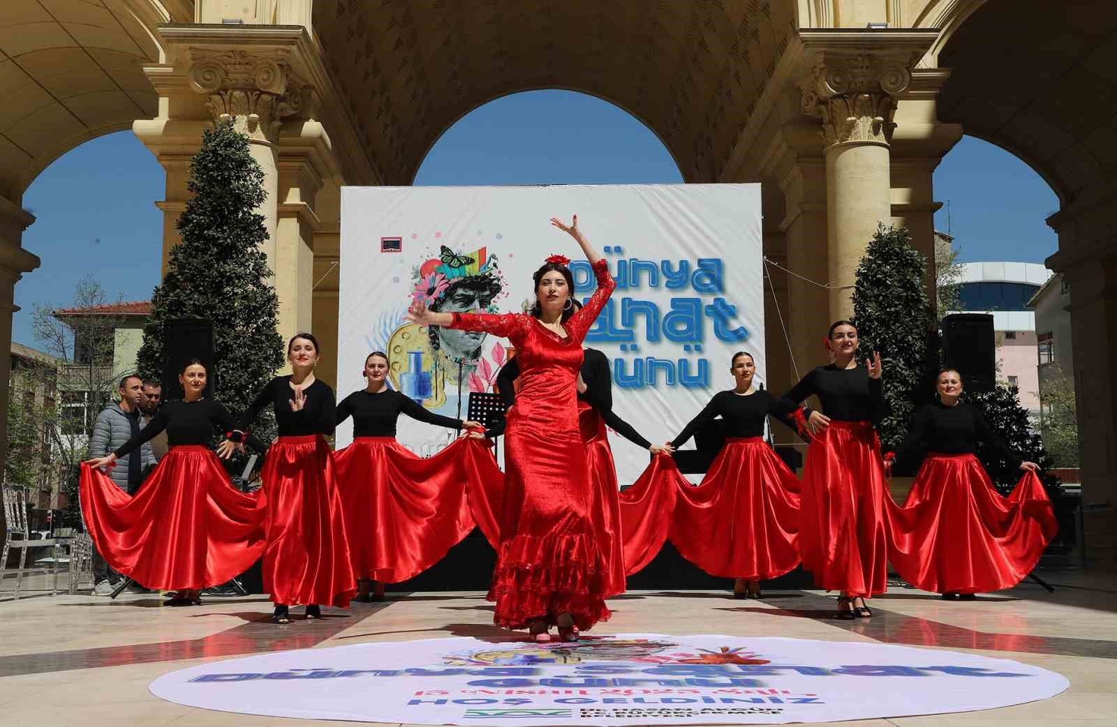 B&uuml;y&uuml;k&ccedil;ekmece&rsquo;nin kalbi D&uuml;nya Sanat G&uuml;n&uuml;&rsquo;nde sanatla attı

