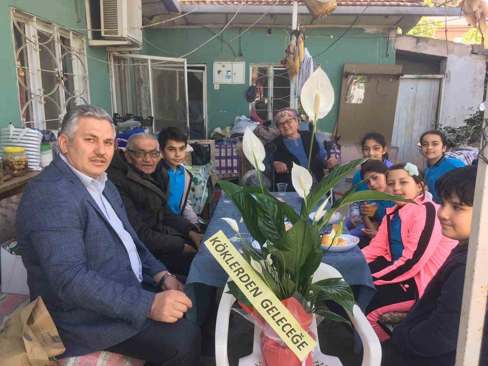 K&ouml;klerden geleceği projesinde emekli &ouml;ğretmenlerle buluştular
